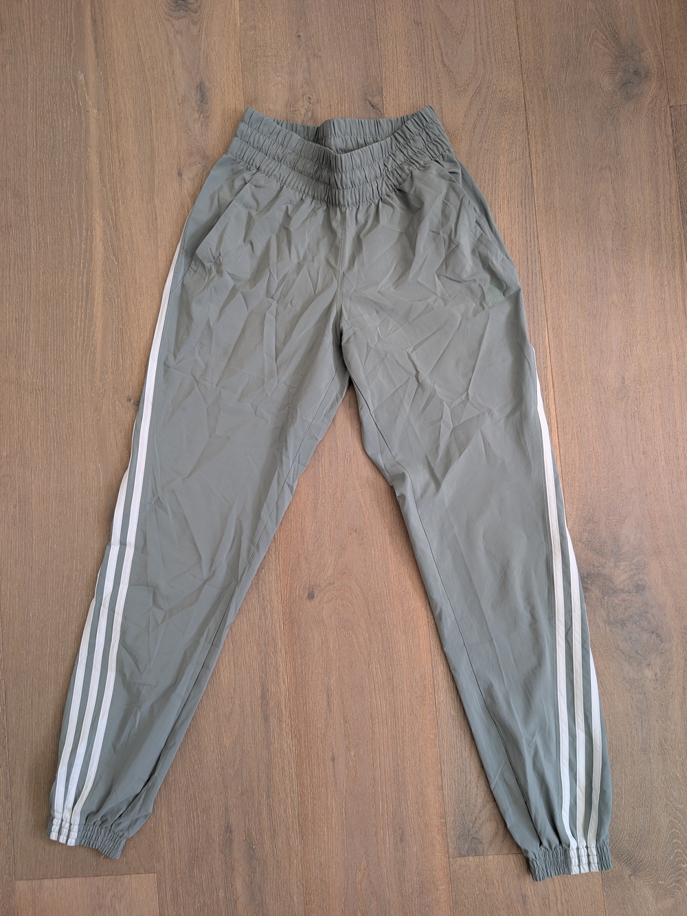 Adidas Women 3‑Stripe Lightweight Joggers (Excellent Condition)